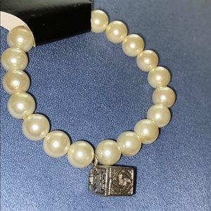 🔥FREE🔥WITH ANY PURCHASE NWT pearl bracelet w/ tiny silver box that opens